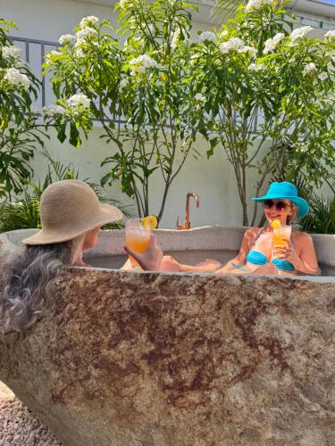 'Blue Vibe' Charming 1-bedroom apartment with exotic Bali Natural Bathtub