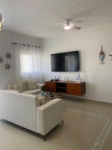 TV a/nebo společenská místnost v ubytování Modern 2BR Condo Near the Beach Juan Dolio