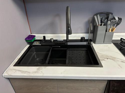 a kitchen counter with a sink in a kitchen at Depa nuevo y equipado en Saltillo 2 recámaras in Saltillo