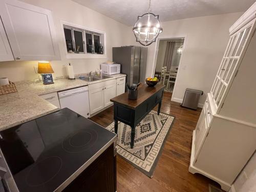 Kuchyň nebo kuchyňský kout v ubytování Country Oasis Spacious 3BR w/ Modern Comfort