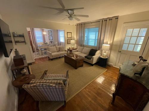 Posezení v ubytování Country Oasis Spacious 3BR w/ Modern Comfort