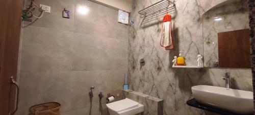 アーメダバードにあるHotel Avadh Palace, Subhash Bridge, RTO Circle, Ahmedabadの洗面台とトイレ付きのバスルーム