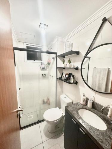 a bathroom with a toilet and a sink and a shower at 1706 -Lindo apartamento próximo Tietê e Anhembi in São Paulo