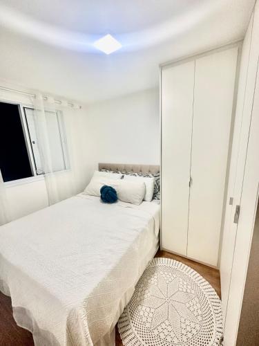 a small bedroom with a bed and a white cabinet at 1706 -Lindo apartamento próximo Tietê e Anhembi in São Paulo
