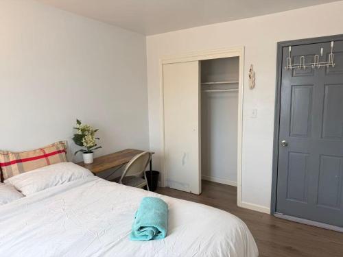 a bedroom with a bed with a blue towel on it at A sweet home-Room D in Woodside