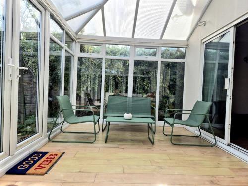 Patio nebo venkovní prostory v ubytování Crescent House - 3 Bedrooms, 2 bathrooms, large lounge, sunny conservatory, full kitchen, parking for 2 cars