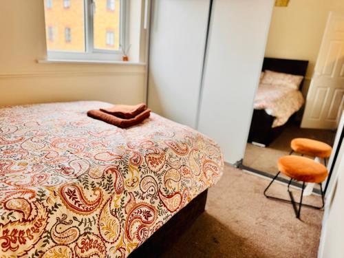 een slaapkamer met een bed en een spiegel bij Cozy Nest in Grays Thurrock