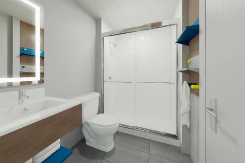 um banheiro branco com vaso sanitário e pia em Microtel Inn & Suites by Wyndham Tooele em Tooele