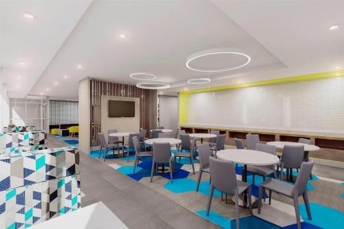 uma sala de conferências com mesas e cadeiras e um quadro-negro em Microtel Inn & Suites by Wyndham Tooele em Tooele