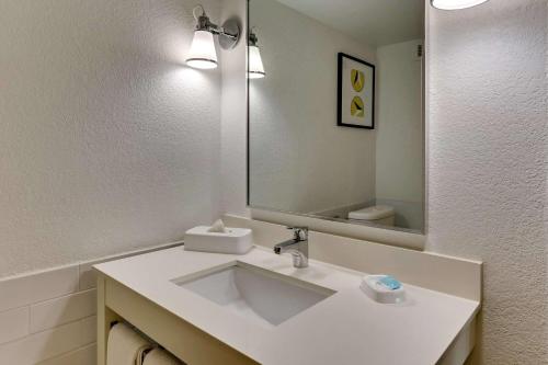 Koupelna v ubytování Wyndham Garden San Antonio Airport Northeast