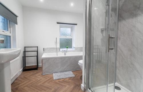 Koupelna v ubytování 5 Bed Stay For Contractors And Families