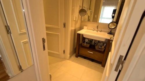 a bathroom with a sink and a mirror at PUNTA MOGOTES Hermosa vista almar in Mar del Plata