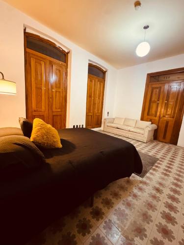 a bedroom with a large bed and a couch at Friducha en Barrio Antiguo Mty in Monterrey