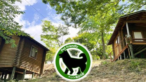 a log cabin with a green sign in front of it at Uenodai Midorinomura - Vacation STAY 27894v in Yasugi