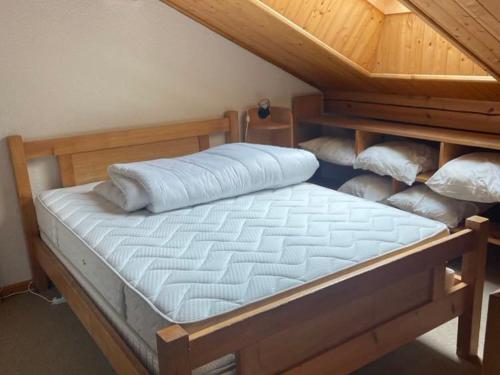 普拉茲德里斯Charmant studio mezzanine au centre du village, 8 pers, proche pistes - FR-1-815-23的木架客房内的一张床位