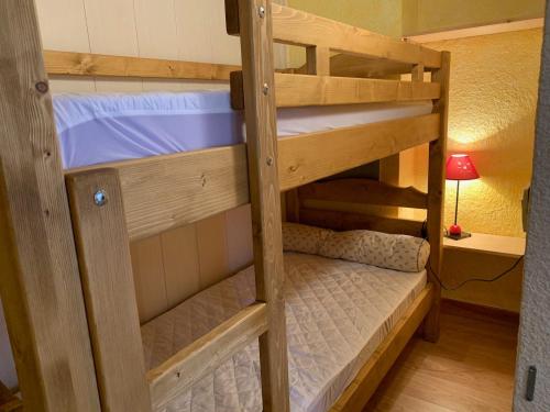 ein paar Etagenbetten in einem Zimmer in der Unterkunft Studio-Cabine au Praz de Lys, 4 pers, proche pistes - FR-1-815-30 in Le Praz de Lys