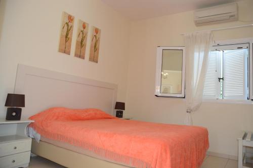- une chambre blanche avec un lit et une fenêtre dans l'établissement Dion Zois, à Foinikounda