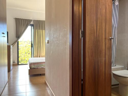 ein Bad mit einem WC, einem Waschbecken und einem Bett in der Unterkunft Casa adosada con piscina. Paradis St Pere - ES-89-147 in Sant Pere Pescador