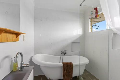 Koupelna v ubytování Welcome to Shore Beats Work