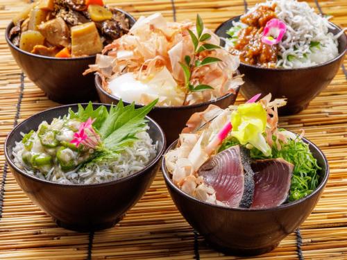 een groep kommen met eten op een tafel bij Nishitetsu Inn Kochi Harimayabashi in Kochi