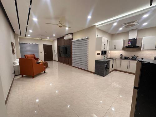 Een keuken of kitchenette bij Zeta Mall 2 bedroom Apartment with Swimming Pool