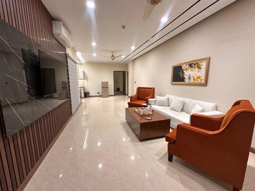 Een TV en/of entertainmentcenter bij Zeta Mall 2 bedroom Apartment with Swimming Pool
