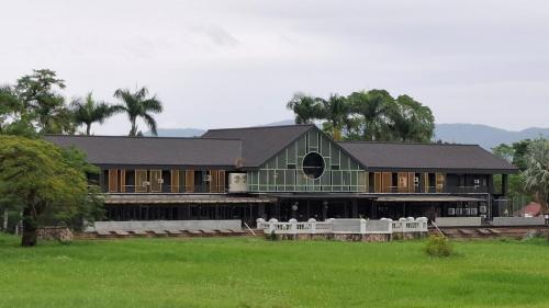 um grande edifício com cadeiras brancas em frente em 新光兆豐花蓮旅館 em Fenglin