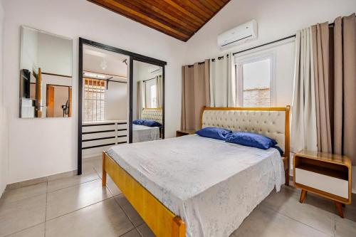 En eller flere senge i et værelse på Refúgio do Litoral , Casa com Piscina Privativa