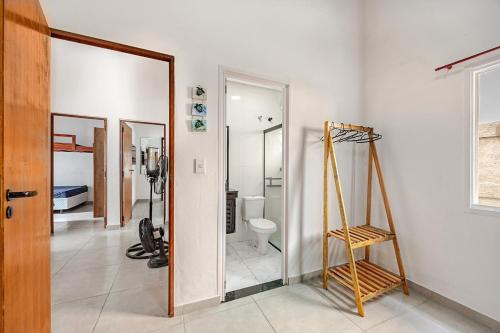 Et badeværelse på Refúgio do Litoral , Casa com Piscina Privativa