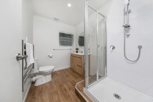 Ένα μπάνιο στο Spacious house 5 minutes walk to St Helier Beach