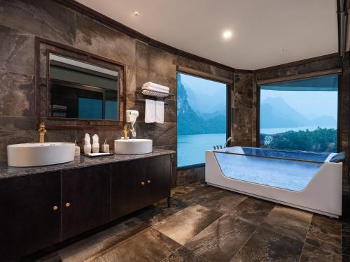 Koupelna v ubytování Halong & Lan Ha Cruises