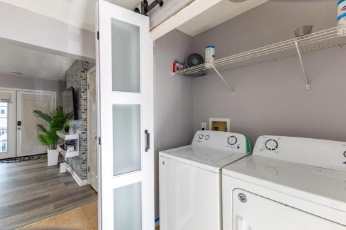 a laundry room with a washer and dryer at BoardGame Bungalow in Atlantic City