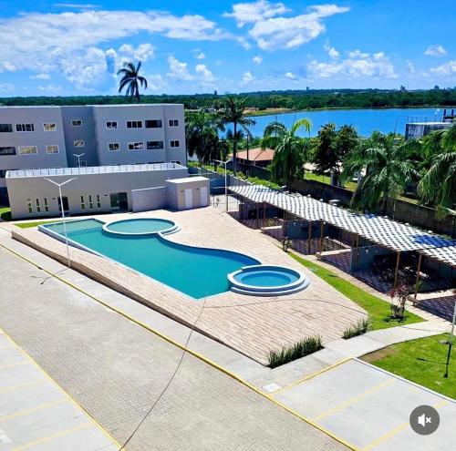 eine Aussicht auf den Pool vor einem Gebäude in der Unterkunft Apartamento com piscina e academia in João Pessoa