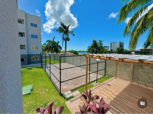 ein Blick vom Balkon eines Gebäudes in der Unterkunft Apartamento com piscina e academia in João Pessoa