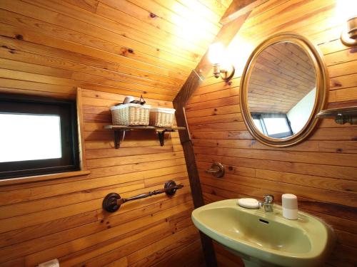 une salle de bain avec un lavabo et un miroir dans l'établissement Chalet au Mont-Dore, 3 chambres, terrasse et parking, 8 couchages - FR-1-415-208, à Mont-Dore