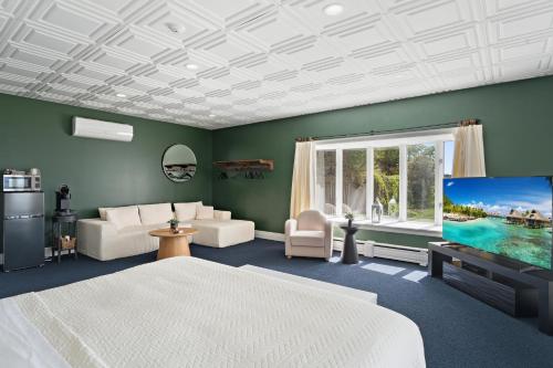 Postel nebo postele na pokoji v ubytování Diamond on Seneca