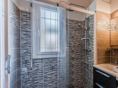 ein Badezimmer mit Glasdusche und Waschbecken in der Unterkunft Charmant appartement avec mezzanine et parking - 4 pers - FR-1-521-263 in Biscarrosse-Plage
