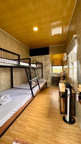 een kamer met twee stapelbedden en een bureau bij Loftvibes San Juan - Unit 5 in San Juan