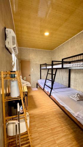 een kamer met 2 stapelbedden en een houten vloer bij Loftvibes San Juan - Unit 5 in San Juan