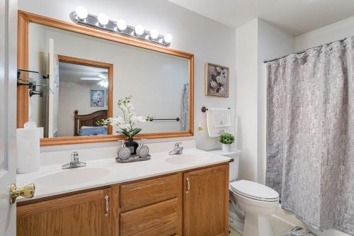 Koupelna v ubytování 320 Royal Ct