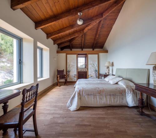 Ein Bett oder Betten in einem Zimmer der Unterkunft Vrysomylos