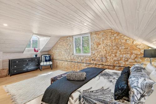 Postel nebo postele na pokoji v ubytování The Cheese Factory - A Sprawling Coastal Estate