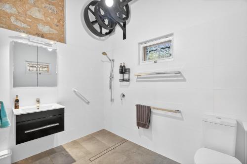 Koupelna v ubytování The Cheese Factory - A Sprawling Coastal Estate