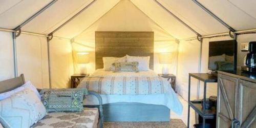 Voodi või voodid majutusasutuse Luxury Safari Tent by the San Marcos River - Ideal for a Glamping Vacation near Kingsbury, Texas toas