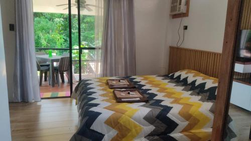 Voodi või voodid majutusasutuse The English Filipina Secret Garden Resort toas