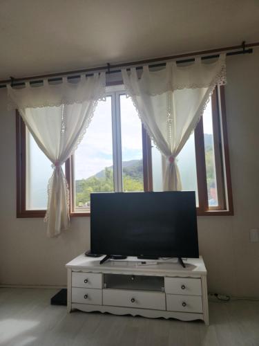 TV a/nebo společenská místnost v ubytování 뜰안정원