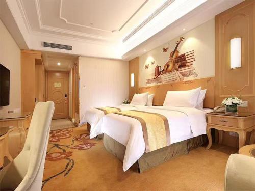 Ένα ή περισσότερα κρεβάτια σε δωμάτιο στο Vienna International Hotel Shanghai Qingpu New Town Metro Station Branch