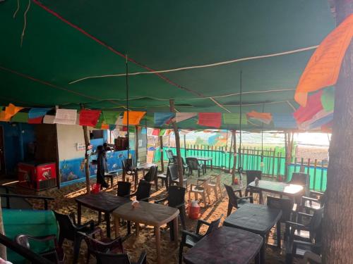 ゴカルナにあるGokarna Beach Near Stayのテントの下のテーブルと椅子