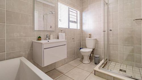 un bagno con wc, lavandino e doccia di The Blyde @ 485 a Pretoria