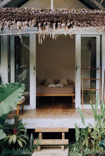 un lit à l'arrière d'une maison dans l'établissement Verde Bungalows Siargao, à General Luna